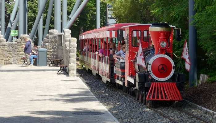 In der historischen Diesellokomotive durch den Park