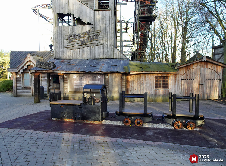 Eingangsbereich der Achterbahn Crazy Mine im Hansa-Park mit rustikaler Holzmine und Grubenbahn