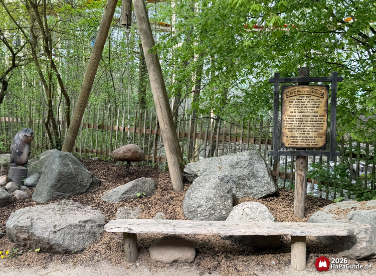 Wetterstein im Hansa-Park mit humorvoller Wettertafel, Holzbank und großen Natursteinen im grünen Abenteuerland