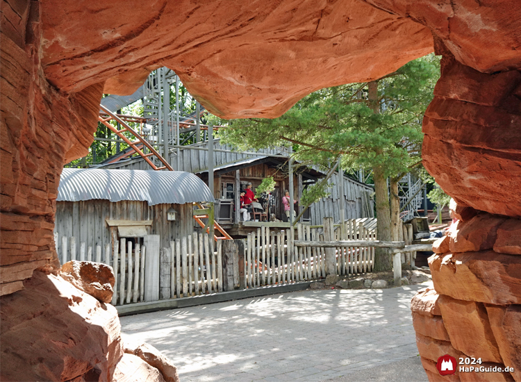 Abenteuerland - Blick durch rotes Felsmassiv auf Band der Crazy Mine