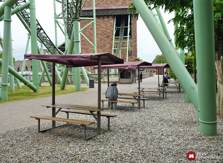 Abenteuerland - Picknicktische vor dem Schwur des Kärnan