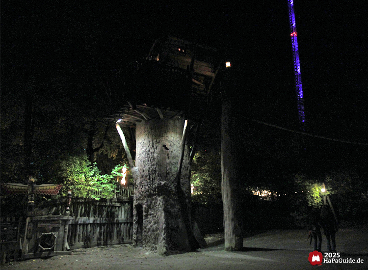 Abenteuerland - Beleuchtete Apachen-Lodge während des Herbstzaubers am Meer