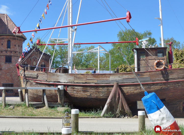 Abenteuerschiff Käpt'n Orki - Kutter Seitenansicht Danziger Krantor