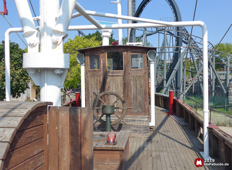 Abenteuerschiff Käpt'n Orki - Deck mit Steuerrad und Steuerhaus