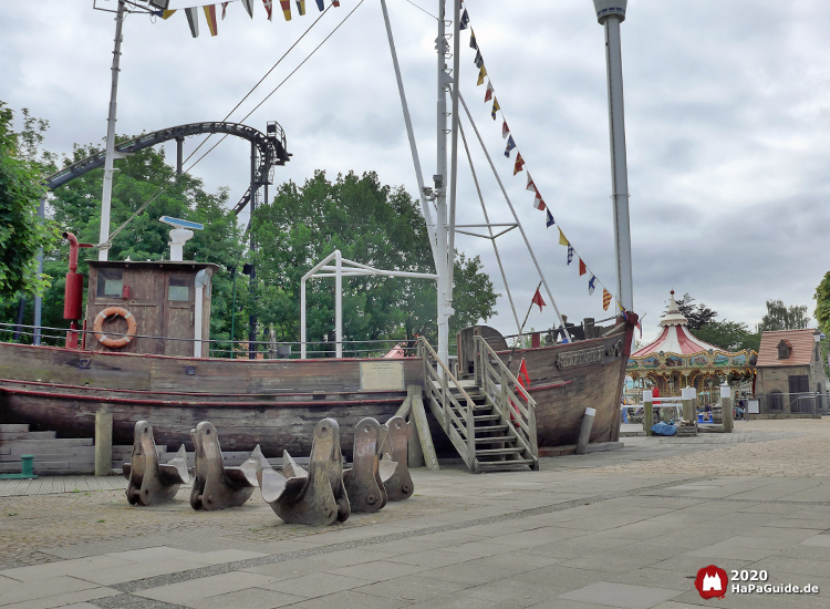 Abenteuerschiff Käpt'n Orki - Seitenansicht mit Aufgang Deck