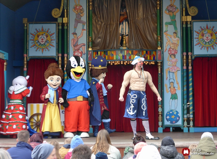 Clown Dima als maritimer Muskelmann zusammen mit den Hansa-Park Maskottchen