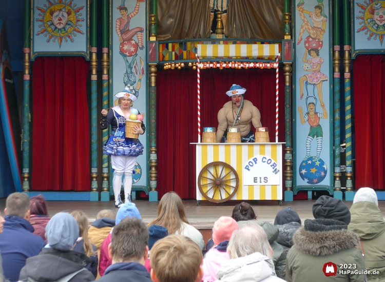 Clowns Dima und Katja in der Kulisse eines Popcorn und Eis Wagens