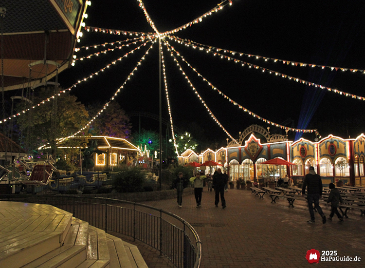 Alter Jahrmarkt - Lichterketten überspannen die Themenwelt während des Herbstzaubers am Meer