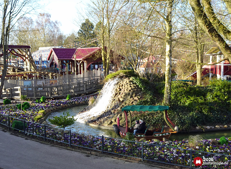 Blumenmeerbootsfahrt im Hansa-Park mit Booten im Kanal, Wasserfall und blühenden Beeten