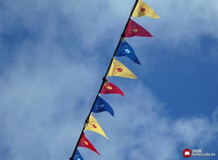 Bunte Wimpelketten im Hansa-Park vor blauem Himmel