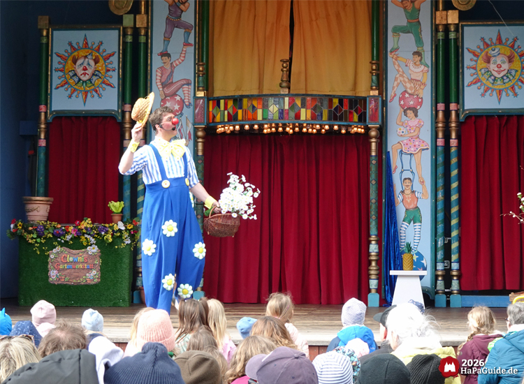 Schaubudenzauber im Hansa-Park mit bunt dekorierter Bühne und zuschauenden Kindern
