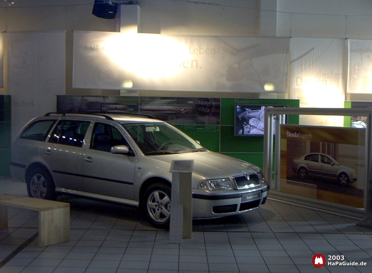 Ausstellungswand der Skoda Auto Hall