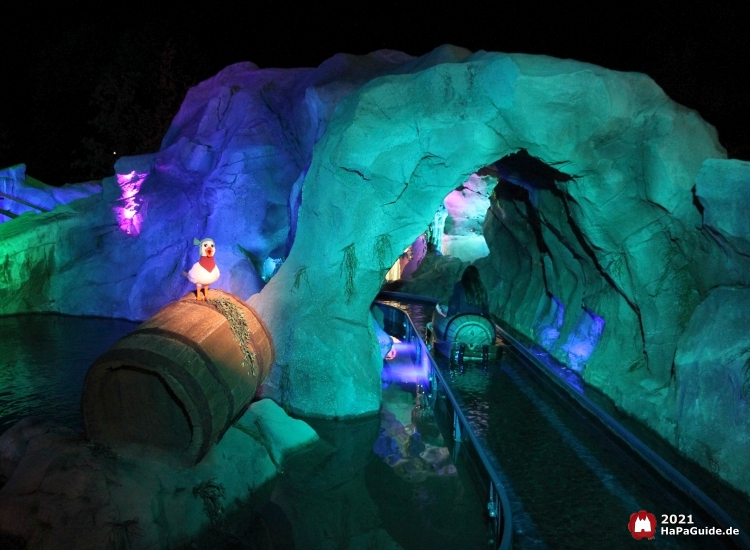 Die Höhle von Awildas Abenteuerfahrt leuchtet nachts in verschiedenen Blautönen
