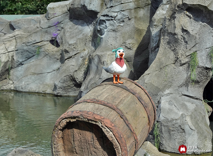 Awildas Abenteuerfahrt - Möwe steht auf Holzfass