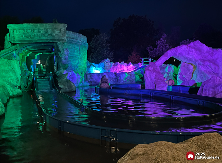 Awildas Abenteuerfahrt - Lila-grün beleuchtet während des Herbstzaubers am Meer