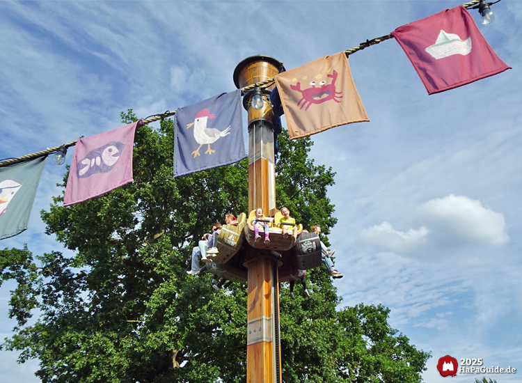 Awildas Ausguck - Hüpfende Gondel hinter Fahnenkette