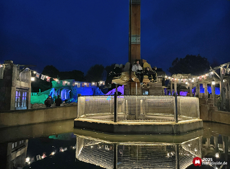 Awildas Ausguck - Die Gondel erhebt sich bei Dunkelheit aus der Basis