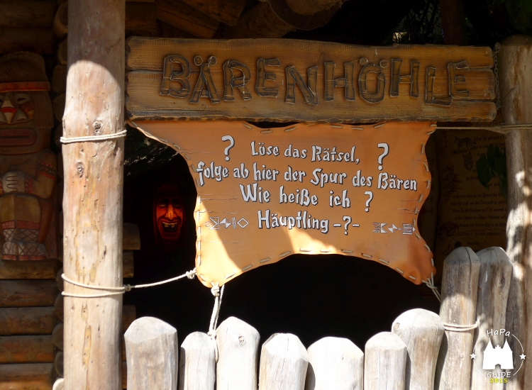 Ein Schild am Eingang der Bärenhöhle beschreibt die Suche nach dem Namen des Häuptlings