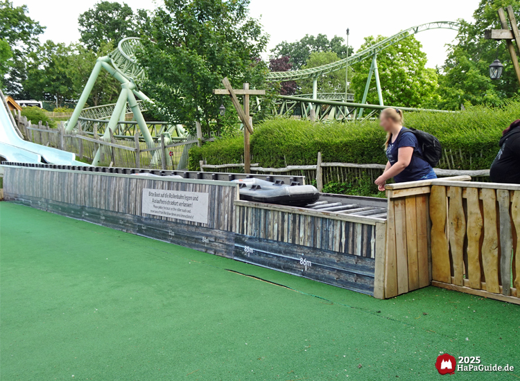 Barracuda Slide - Eine Frau legt ihr Gummiboot zurück auf die Rollbahn