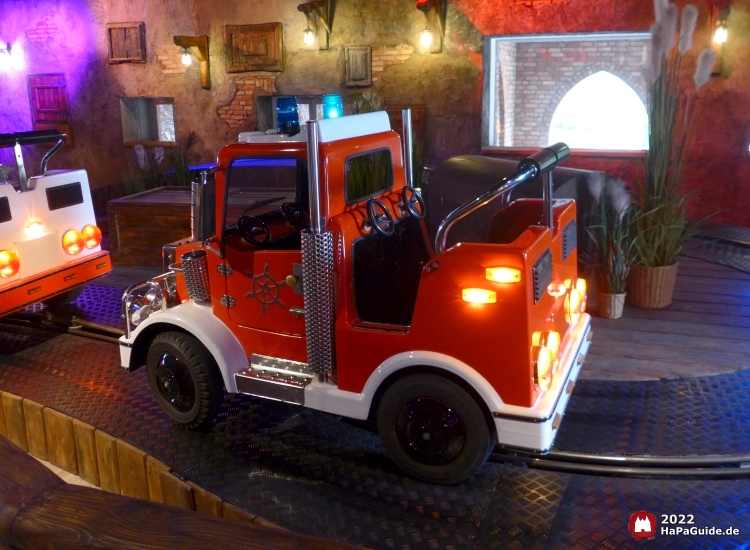 Ein roter Beach Truck verziert mit Steuerrad