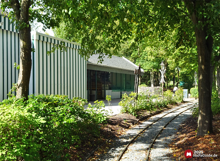 Bezauberndes Britannien - Kinder-Schmink-Clown hinter den Schienen des Hansa-Park Express