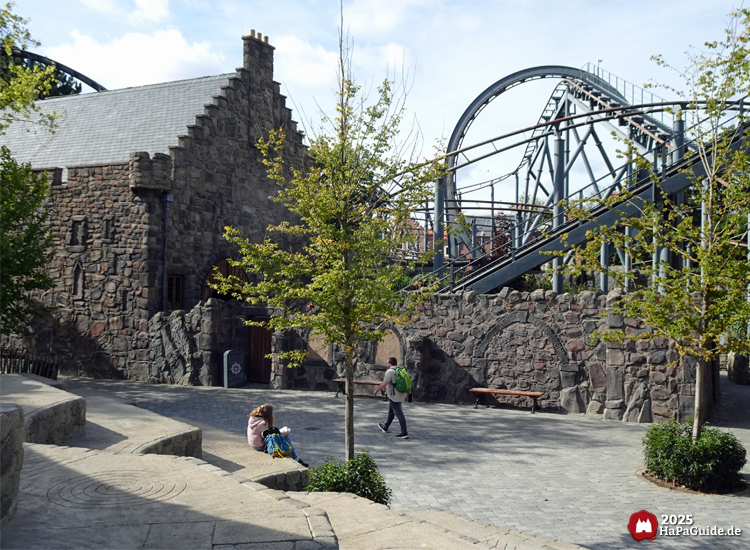 Bezauberndes Britannien - Schienen mit Looping neben dem Eilean Donan Castle