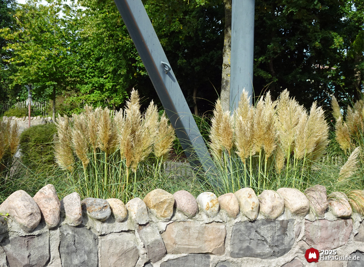 Bezauberndes Britannien - Farn hinter einer Steinmauer