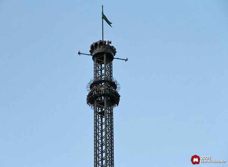 Bezauberndes Britannien - Die Gondel des Highlanders unter der Turmspitze
