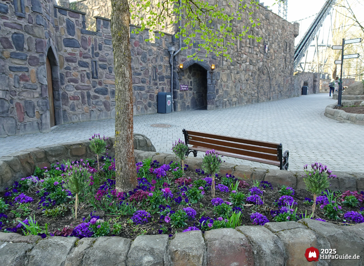 Bezauberndes Britannien - Blumenbeet am Ausgang des Eilean Donan Castles