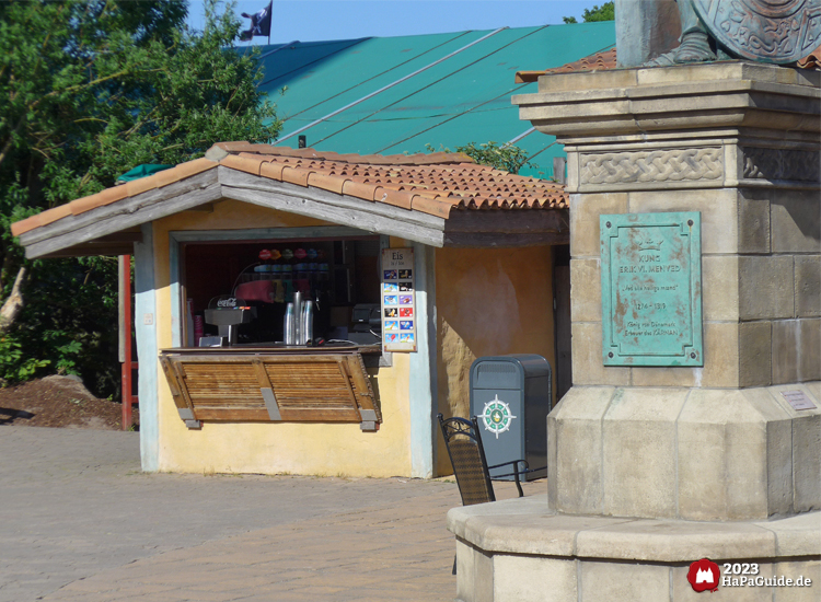 Blockhütte Kungstorget - Die Verkaufshütte neben dem Sockel der Statue König Erik Menveds VI.