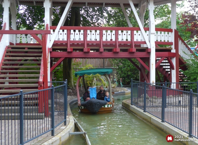 Ein Boot durchfährt die Einstiegsbrücke