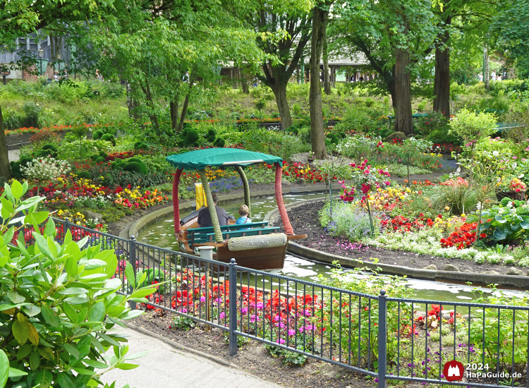 Blumenmeerbootsfahrt - Boot zwischen Blumenbeeten