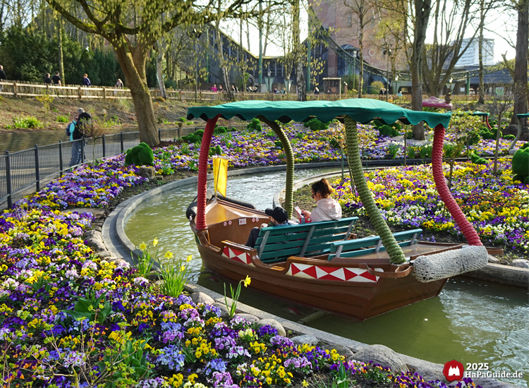 Blumenmeerbootsfahrt - Boot zwischen Frühlingsblumen