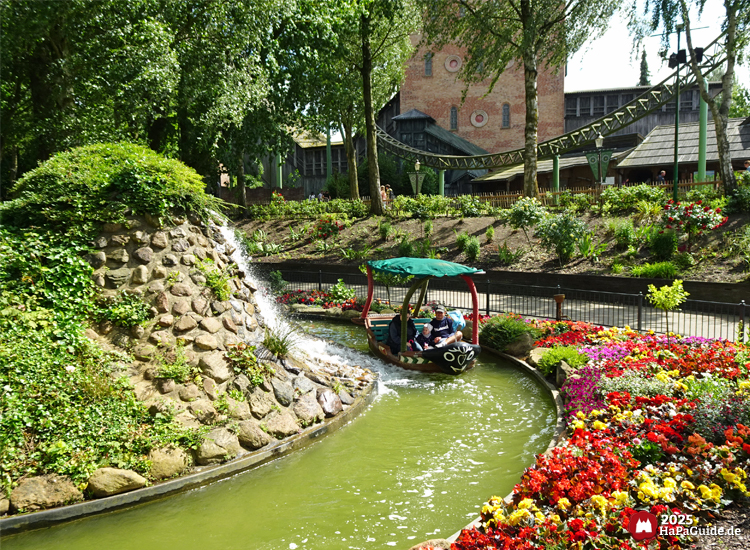Blumenmeerbootsfahrt - Ein Boot passiert einen kleinen Wasserfall