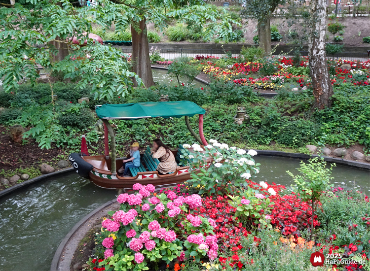 Blumenmeerbootsfahrt - Kurve in einem Sommerblumenbeet