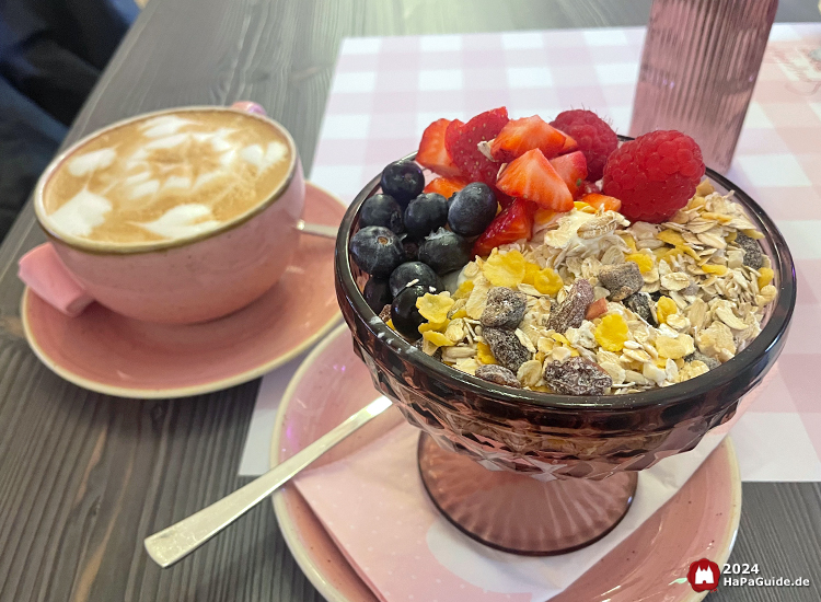 Café Rosa - Müsli mit Joghurt und Beeren