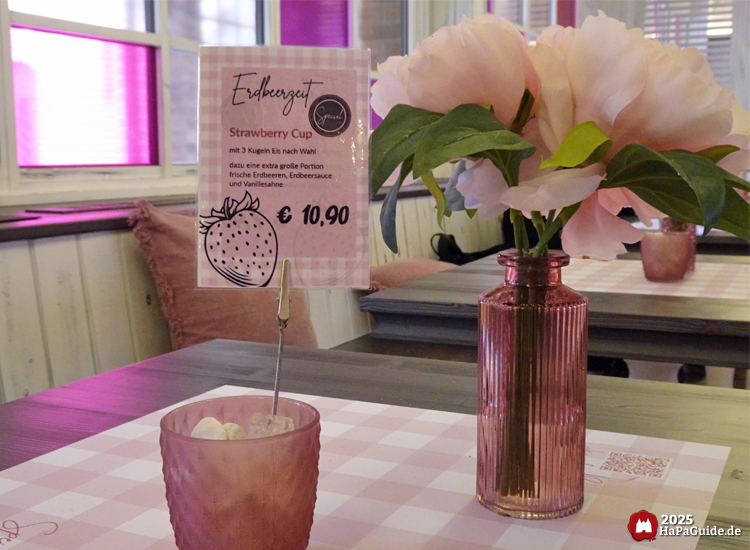 Café Rosa - Tischaufsteller zur Erdbeerzeit