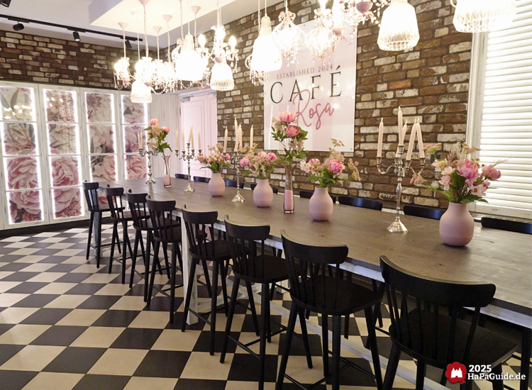 Café Rosa - Lange Theke mit Barhockern