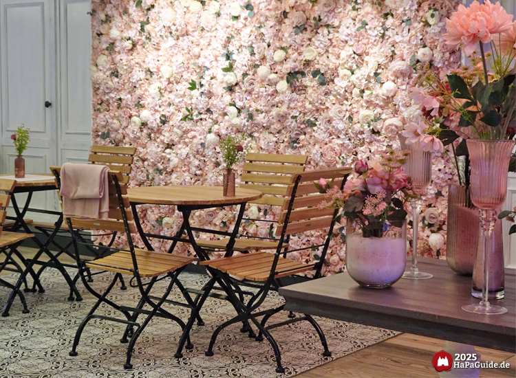 Café Rosa - Gartentisch mit Klappstühlen im Midsommar Garten
