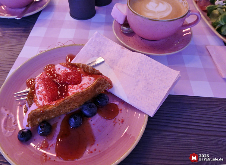 Crispy Cheesecake Schiffchen mit Latte Art im Hansa-Park Café Rosa