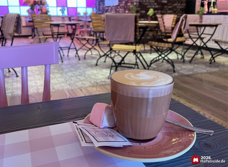 Flat White mit Latte Art auf rosa Untertasse in gemütlichem Ambiente von Hansa-Parks Café Rosa