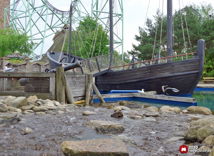 Caravelle Niña - Schiff hinter Flussbett