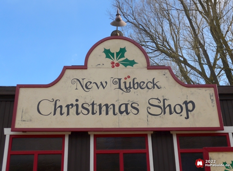 Großes Holzschild am Dach des New Lübeck Christmas Shops