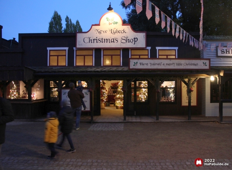 New Lübeck Christmas Shop - Außenansicht beleuchtet bei Dunkelheit