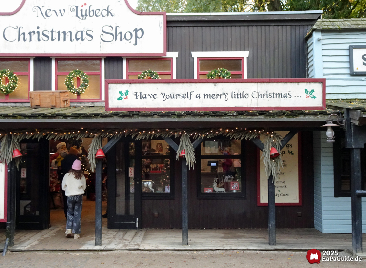 New Lübeck Christmas Shop - Schild Have yourself a merry little Christmas über der Veranda