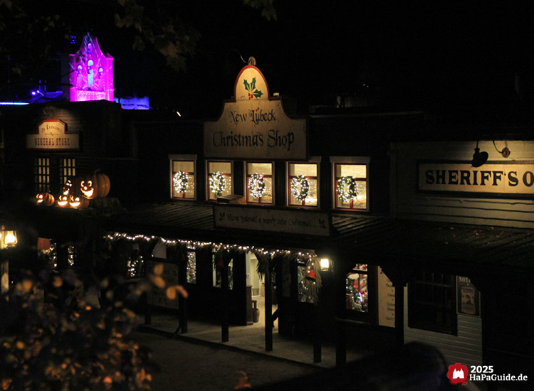 New Lübeck Christmas Shop - Beleuchtete Kränze an der oberen Etage