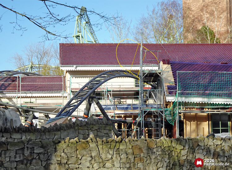 Cornwall Coaster - Lichtraumprofil auf einer Kurve die zwischen zwei Gebäude führt