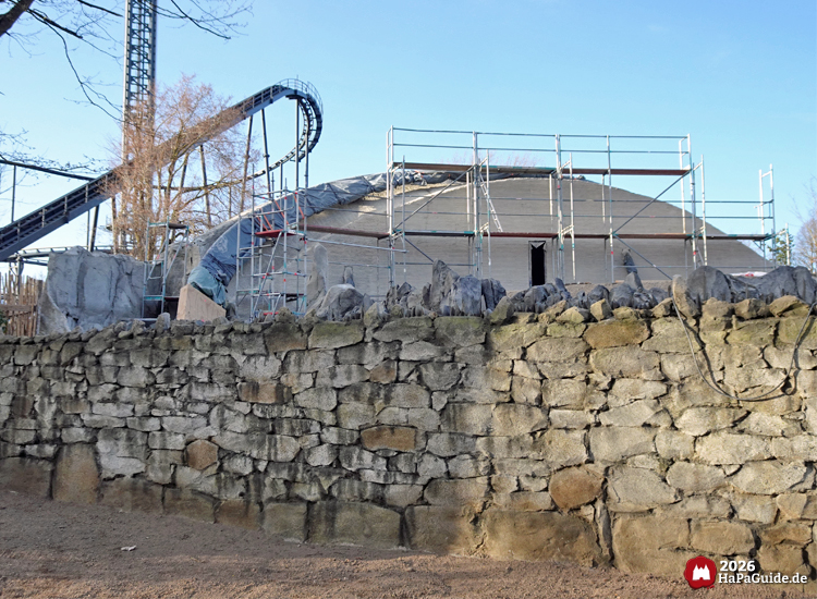 Cornwall Coaster - Viadukt hinter einer Steinmauer