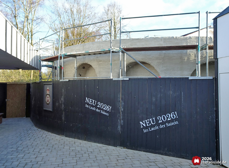 Cornwall Coaster - Hinter einem Bauzaun mit der Aufschrift Neu 2026 wird am Viadukt gearbeitet