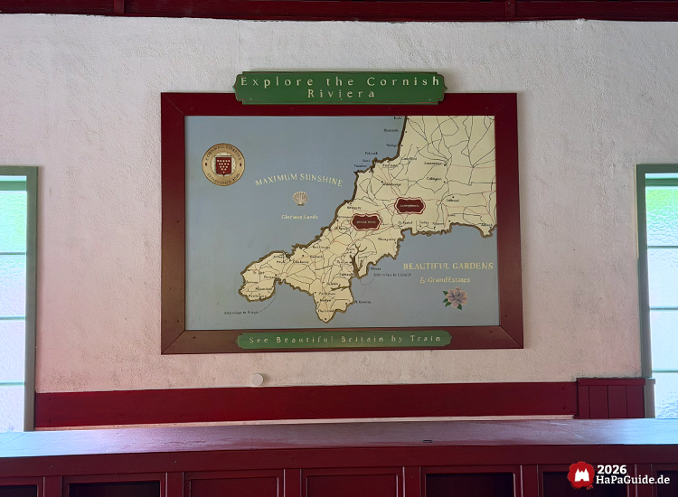 Wandkarte im Bahnhof des Hansa-Park Cornwall Coasters mit der Aufschrift 'Explore the Cornish Riviera', zeigt Cornwall mit Städten wie Penzance, Falmouth und St. Austell, eingerahmt in Rot und Grün